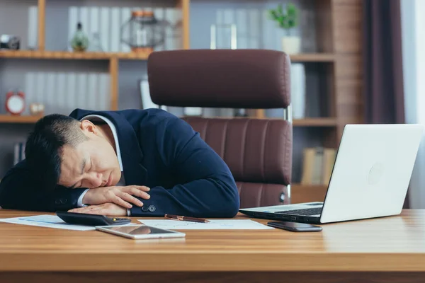 Asiático Empresário Dormindo Cansado Deitado Mesa Homem Trabalho — Fotografia de Stock