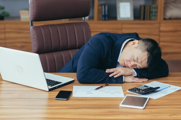 Azjatycki Biznesmen Śpi Zmęczony Leżąc Stole Człowiek Pracy — Zdjęcie stockowe