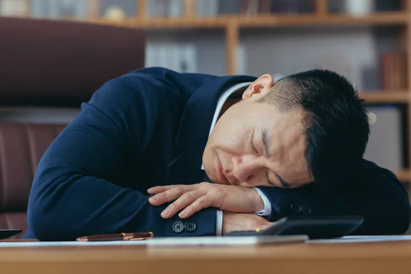 Asiatico Uomo Affari Dormire Stanco Sdraiato Sul Tavolo Uomo Lavoro — Foto Stock