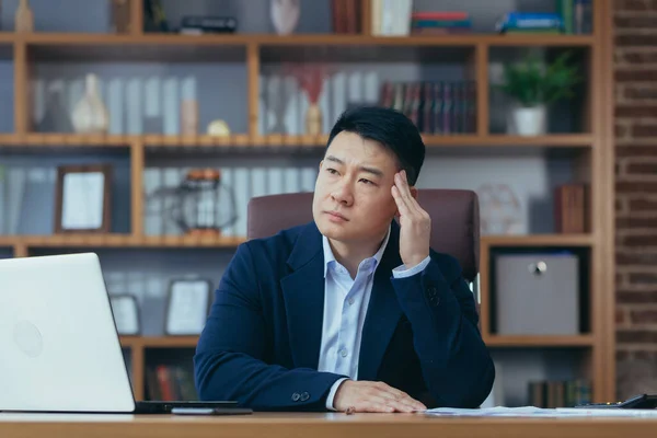 Empresário Asiático Trabalhando Escritório Mãos Dadas Atrás Sua Cabeça Cansado — Fotografia de Stock