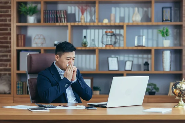 Empresário Trabalhando Escritório Doente Asiático Tem Resfriado Gripe Corrimento Nasal — Fotografia de Stock