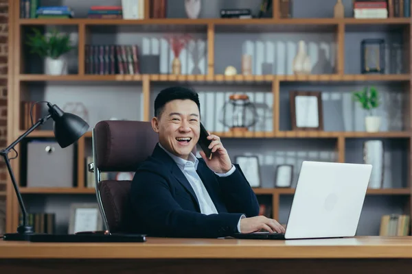 Glad Asiatisk Chef Bankir Talar Telefon Arbetar Ett Klassiskt Kontor — Stockfoto