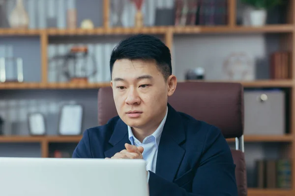 Allvarlig Och Lyhörd Asiatisk Affärsman Chef Arbetar Ett Klassiskt Kontor — Stockfoto