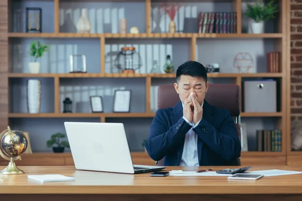 Empresário Trabalhando Escritório Doente Asiático Tem Resfriado Gripe Corrimento Nasal — Fotografia de Stock