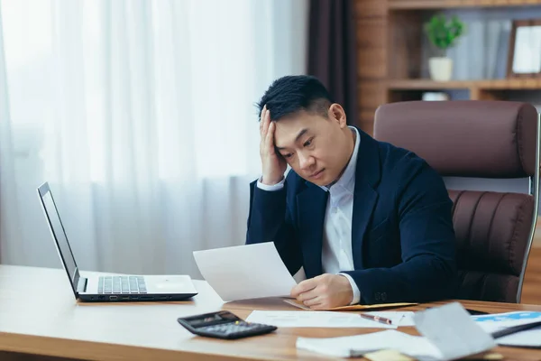 Jovem Asiático Contador Masculino Trabalhador Escritório Trabalhando Com Documentos Cansado — Fotografia de Stock
