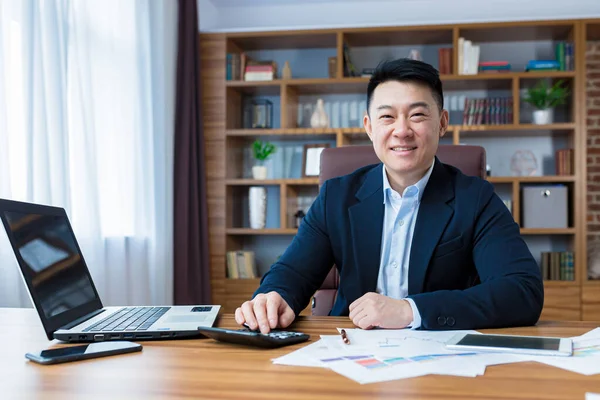 Porträtt Ung Stilig Asiatisk Man Affärsman Revisor Fungerar Med Laptop — Stockfoto
