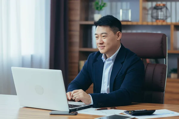 Ung Stilig Asiatisk Man Affärsman Advokat Direktör Talar Ett Videosamtal — Stockfoto