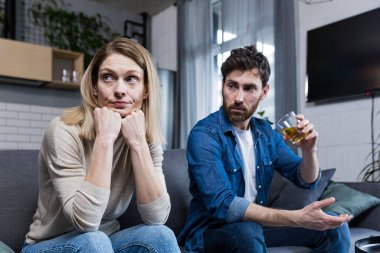 Genç aile dağılıyor, depresyondaki kadın alkolik koca, oturma odasındaki koltukta oturan çift yüzünden.