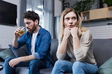 Genç aile dağılıyor, depresyondaki kadın alkolik koca, oturma odasındaki koltukta oturan çift yüzünden.