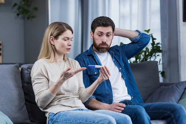 Junge Familienväter Sind Mit Dem Ergebnis Des Schwangerschaftstests Nicht Zufrieden — Stockfoto