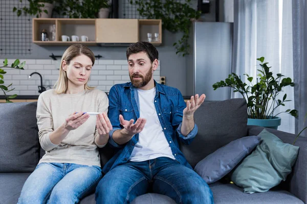 Frustrierter Mann Und Frau Die Hause Auf Der Couch Sitzen — Stockfoto