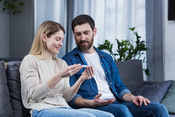 Glückliches Paar Sitzt Hause Auf Sofa Mann Und Frau Bekam — Stockfoto