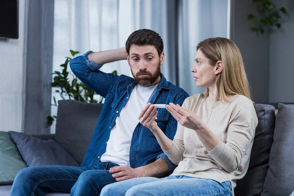 Trauriger Mann Und Frau Auf Der Couch Enttäuscht Über Negativen — Stockfoto