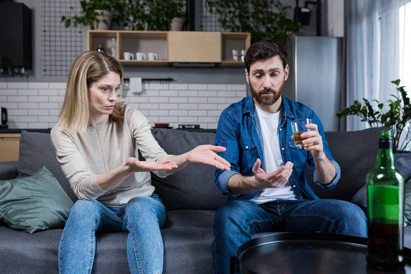 Alkoholisierter Ehemann Streitet Mit Seiner Frau Hause Auf Der Couch — Stockfoto