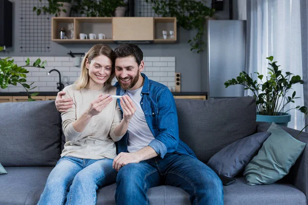 Glückliches Paar Mann Und Frau Auf Der Couch Sitzend Und — Stockfoto