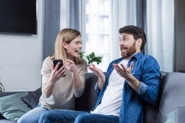 Kıskanç eş, telefonu kullanan koca konusunda tartışıyor ve metres, aile kavgası ve ihtilafıyla bağlantısını koparmıyor.