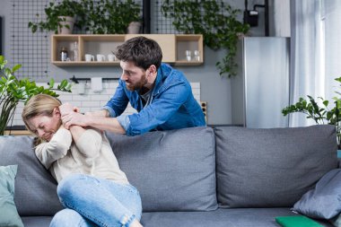 Kötü bir koca evde kavga eder ve karısını döver, aile içi çatışma.