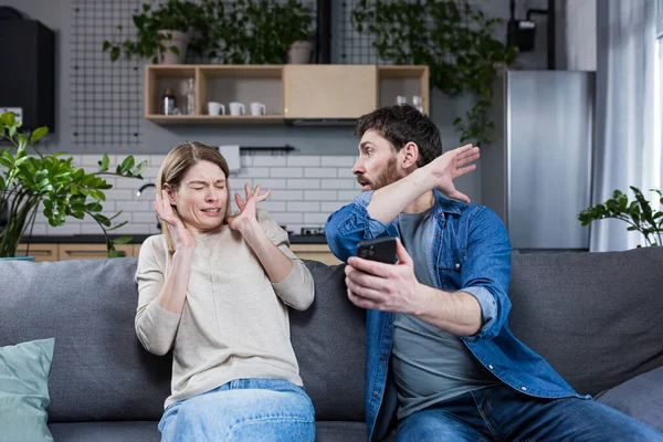 Eifersüchtiger Mann Schreit Frau Telefon Ehepaar Streitet Hause Auf Sofa — Stockfoto