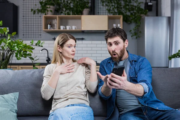 Eifersüchtiger Mann Schreit Frau Telefon Ehepaar Streitet Hause Auf Sofa — Stockfoto