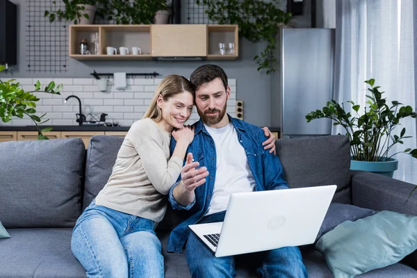 Married Couple Man Woman Sitting Together Home Couch Using Laptop — Foto de Stock