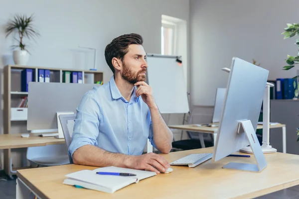 Pensando Hombre Negocios Trabajando Una Oficina Moderna Durante Día Sentado — Foto de Stock