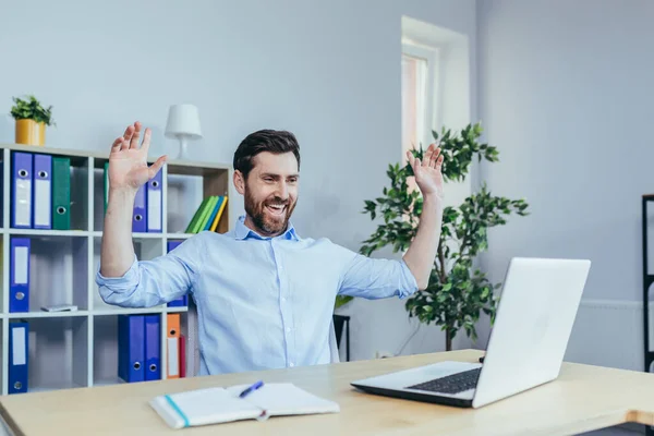 Businessman Working Bright Office Celebrating Success Dancing Table Laptop — Foto de Stock