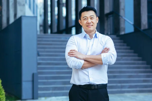 Glad Asiatisk Skjorta Utanför Nära Kontoret Porträtt Framgångsrik Affärsman Tittar — Stockfoto