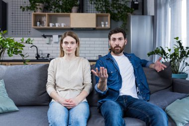 Aile çatışması. Genç çift, aile, kadın ve erkek psikoloğun resepsiyonunda. Kanepeye otur, konuş, hareket et. Tartışın, tartışın.