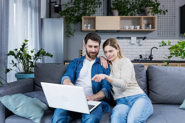Online Shopping Family Man Woman Home Sitting Couch Buying Goods — Foto de Stock