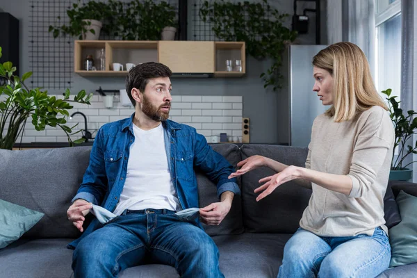 Eine Junge Frau Verlangt Geld Von Ihrem Mann Der Mann — Stockfoto