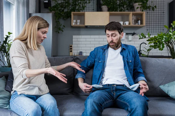 Eine Junge Frau Verlangt Geld Von Ihrem Mann Der Mann — Stockfoto