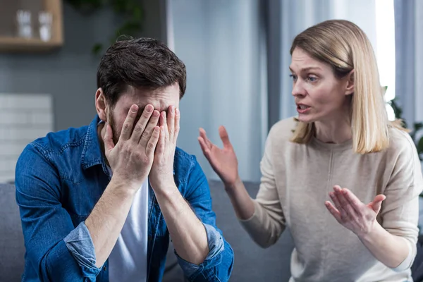 Familienkonflikte Streit Missverständnisse Die Frau Schreit Ihren Mann Verzweifelt Und — Stockfoto