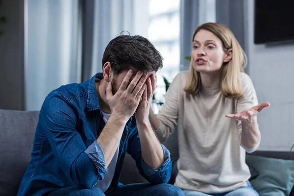 Familienkonflikte Streit Missverständnisse Die Frau Schreit Ihren Mann Verzweifelt Und — Stockfoto