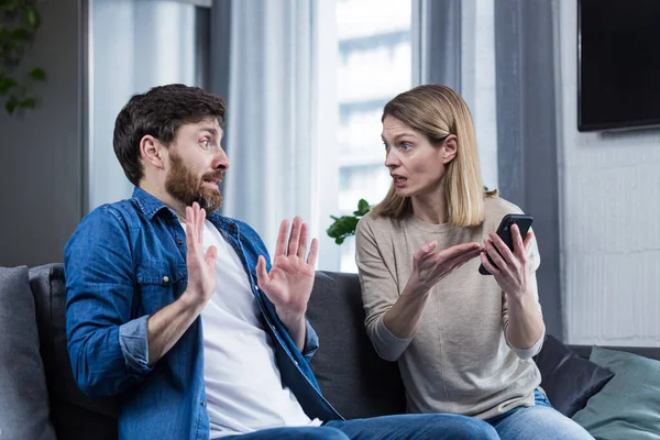 Conflitto Familiare Donna Sospetta Marito Tradimento Guarda Suo Telefono Chiede — Foto Stock