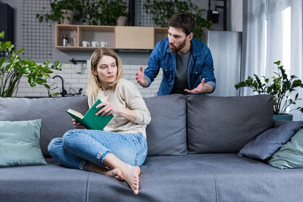 Häusliche Gewalt Familienkonflikte Ein Mann Schreit Und Schlägt Eine Frau — Stockfoto