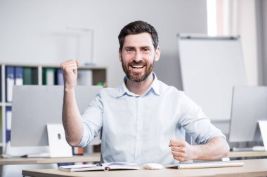 Mutlu ve başarılı iş adamı web kamerasına bakıyor ve iş arkadaşlarıyla konuşuyor. Online toplantı, mutlu gülümsemeler