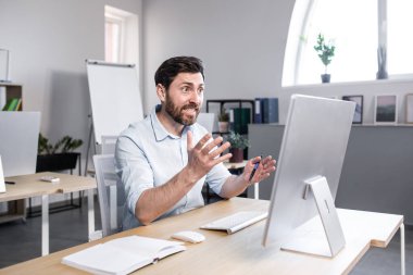 Ofiste çalışan üzgün ve endişeli bir adam. İşadamı, çalışmalarının sonuçlarından bıkmış. Monitör ekranına bakarken yorgun ve depresif.