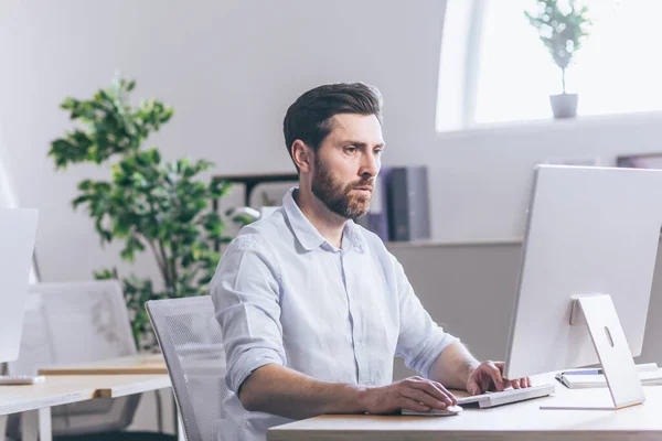 Hombre Negocios Concentrado Pensativo Que Trabaja Oficina Computadora Corredor Papeleo — Foto de Stock