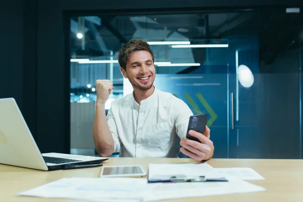 Feliz Freelancer Trabaja Oficina Con Laptop Hombre Sonríe Mira Pantalla — Foto de Stock