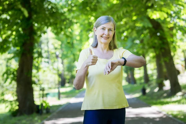 Senior Grauhaarige Rentnerin Einem Sommerpark Beim Joggen Blickt Auf Eine — Stockfoto
