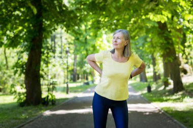 Kıdemli aktif kadın parkta yürürken sırtını incitti, emekli bir adam yaz günü koşuya çıktı.