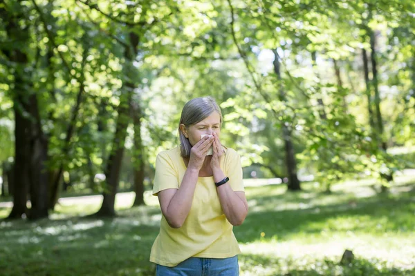 Elderly Woman Park Allergies Has Runny Nose Sneezes Trees — Stock Photo, Image