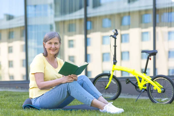 Portret Van Een Mooie Oudere Vrouw Het Gras Zitten Een — Stockfoto