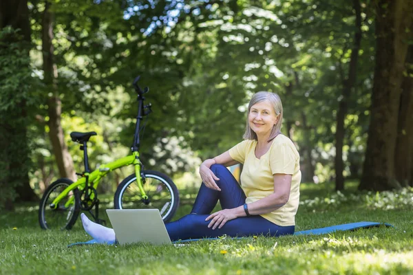 Urlaub Porträt Einer Schönen Seniorin Sitzend Park Mit Einem Laptop — Stockfoto