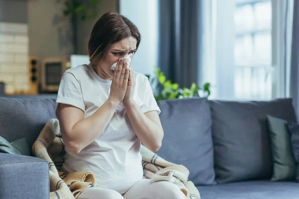 Сумна Вагітна Жінка Вдома Сидить Дивані Плаче Має Нежить Алергія — стокове фото