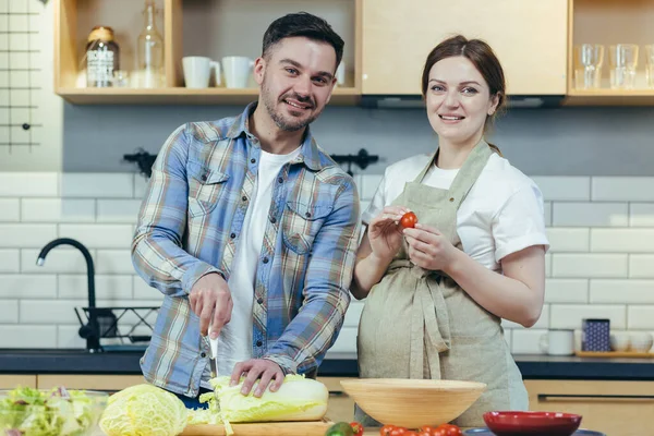 Retrato Jovem Homem Família Feliz Mulher Grávida Juntos Cozinha Preparando — Fotografia de Stock