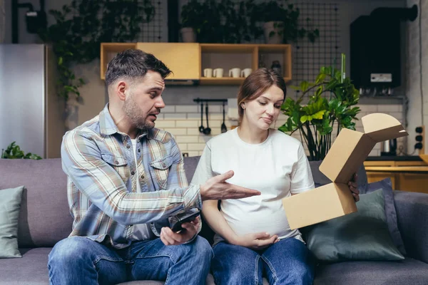 Eine Junge Familie Eine Schwangere Frau Und Ein Mann Erhielten — Stockfoto