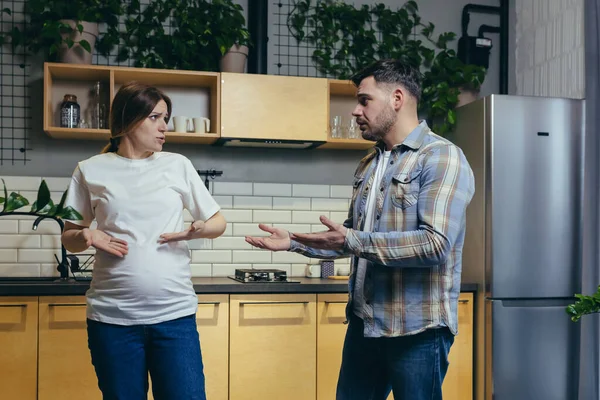 家族の争いだ 若い家族だ 妊婦と男が家で喧嘩し 叫んでいた 彼らは台所の家に立つ — ストック写真