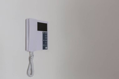 Beyaz bir duvarda daire araması, evdeki bir misafirle video bağlantısı.