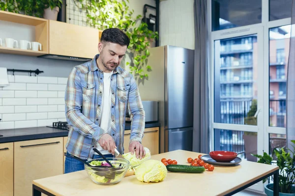 Homem Prepara Comida Saudável Saudável Casa Corta Legumes Para Salada — Fotografia de Stock